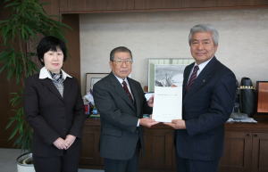 並木市長（右）に答申書を提出する岩瀬会長（真ん中）と小平職務代理（左）
