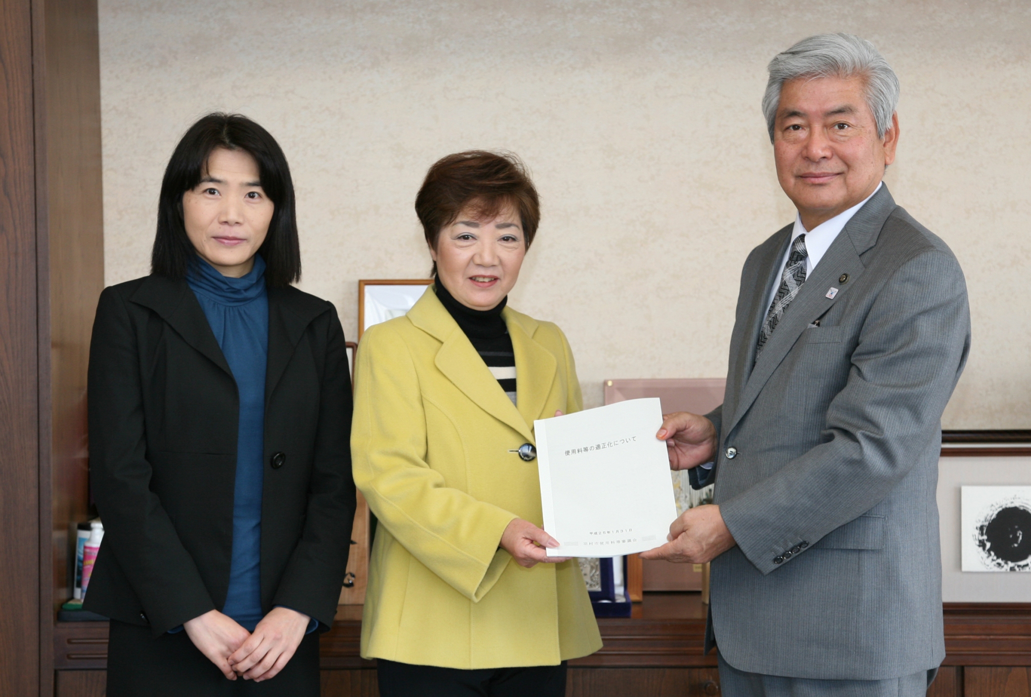 並木市長（右）に答申書を提出する矢部会長（真ん中）と河村職務代理（左）