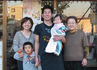 中本さんと家族の写真