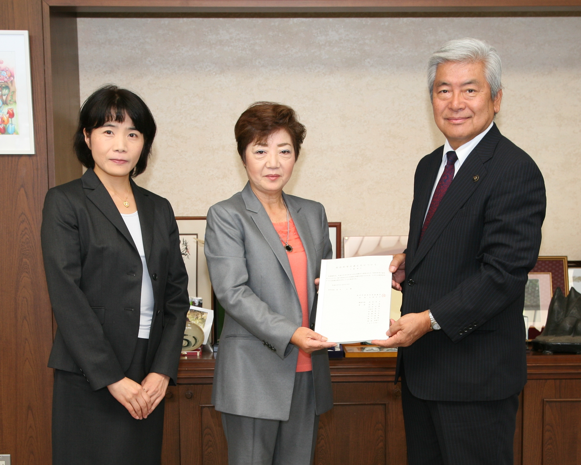 並木市長（右）に答申書を提出する矢部会長（真ん中）と河村職務代理（左）