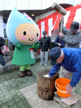 お餅つき応援の写真