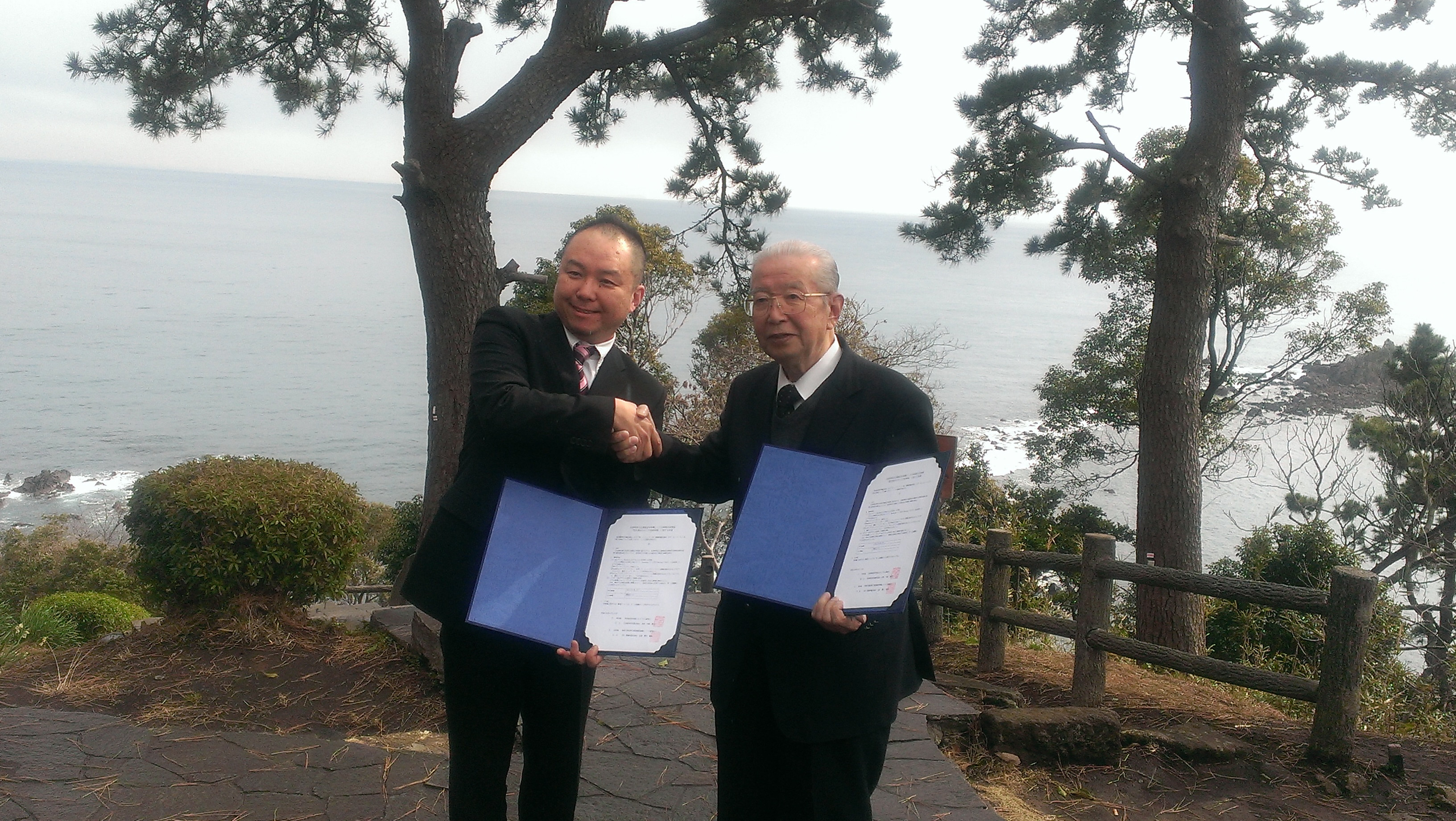 左：（社）真鶴町観光協会 会長 青木博和　右：羽村市観光協会 会長 中野康治