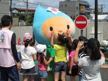 子どもたちとふれあう様子