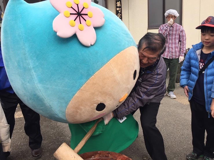 お餅つきのお手伝いもしたよ