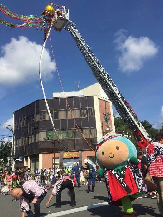 はしご車で薬玉割り