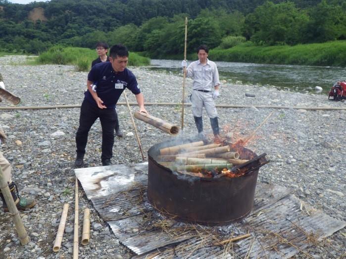 釜に竹を投入