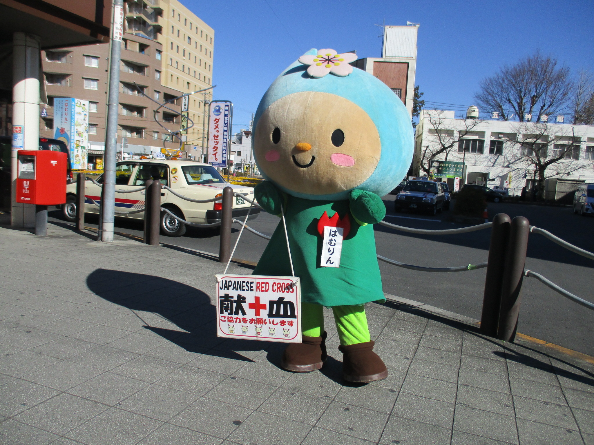 駅前でみんなに声をかけたりん♪