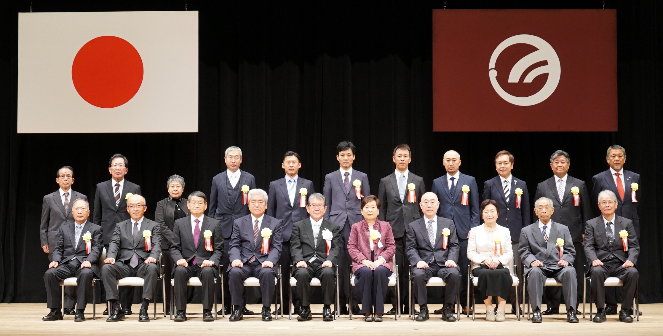 羽村市制施行30周年記念式典「自治功労者等表彰集合写真」の様子