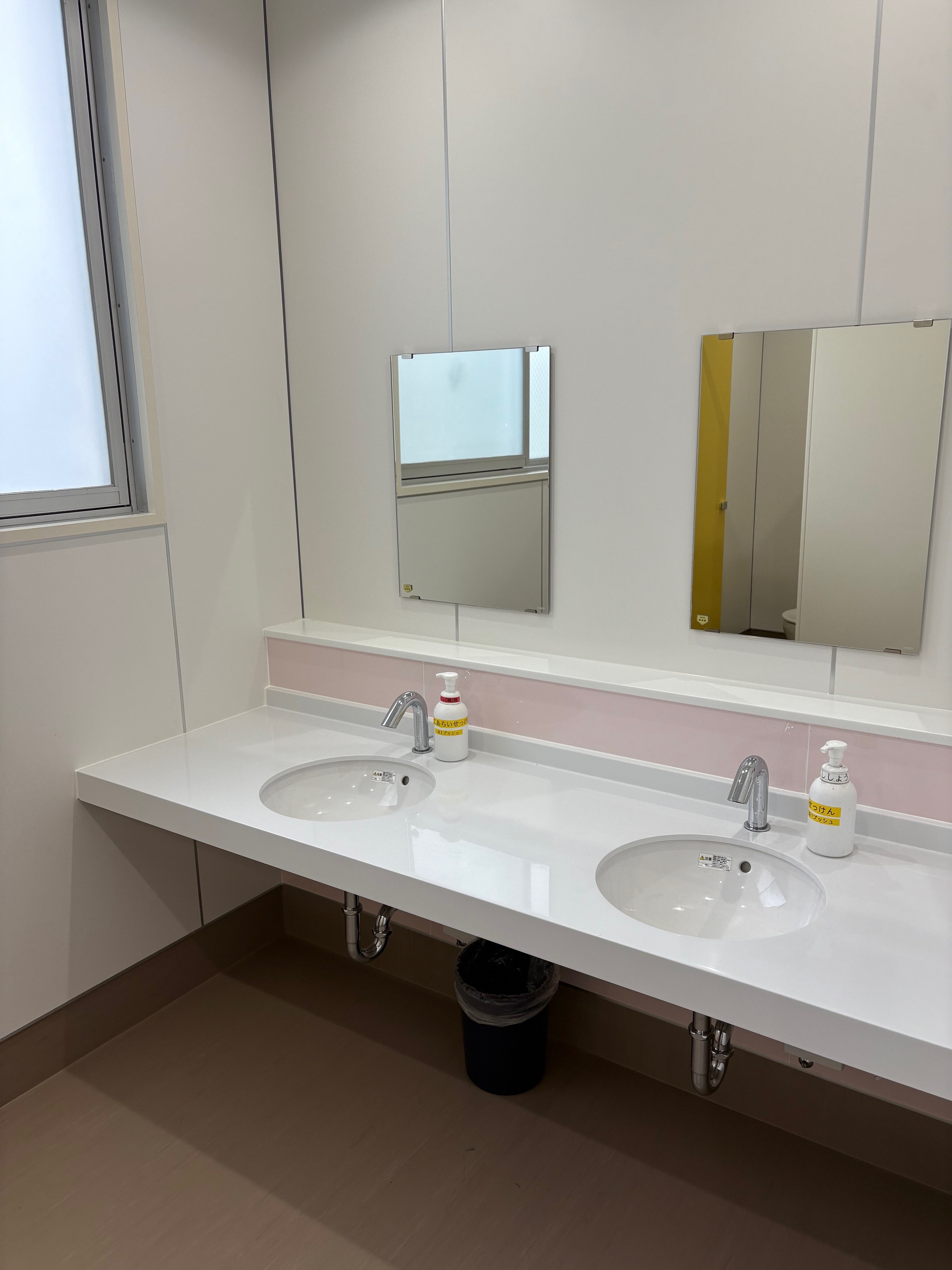 羽村西小学校のトイレ手洗い場