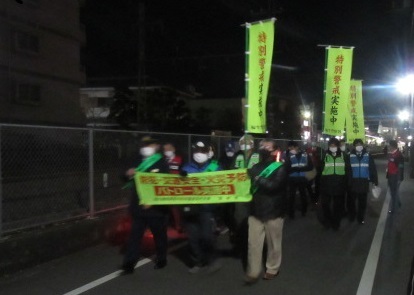 「羽村駅東口周辺、年末防犯・交通安全・火災予防パトロール」の様子