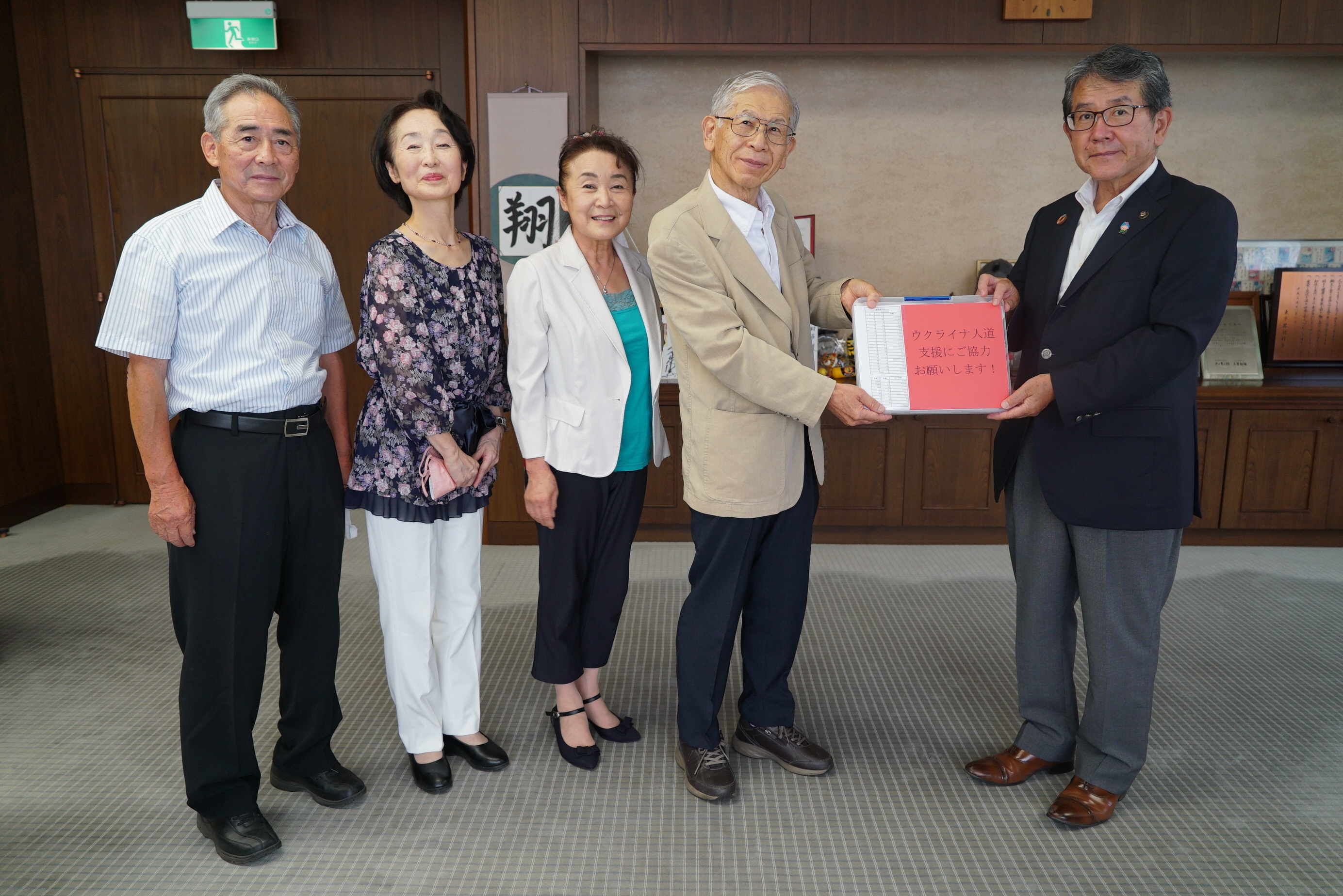 「ウクライナ人道危機救援金を渡す羽村市文化協会の皆さん」の様子