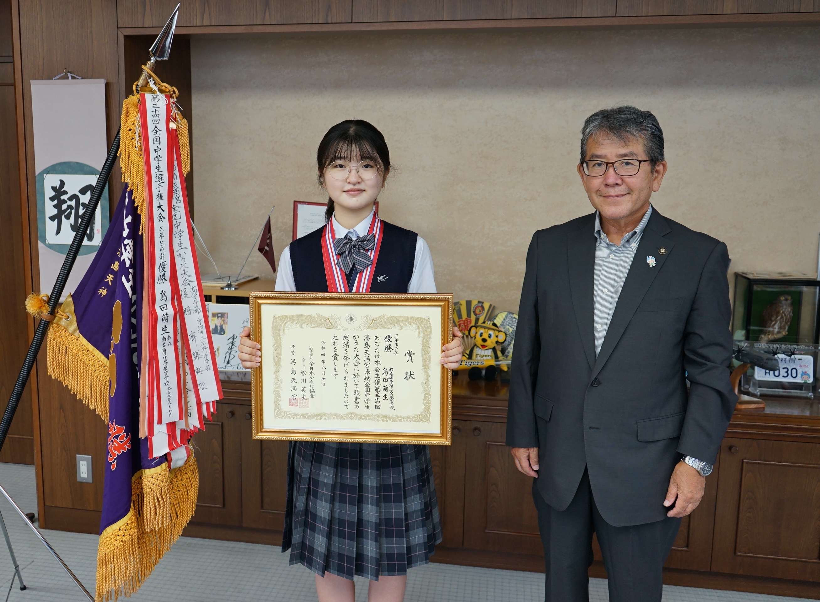 「全国中学生かるた選手権大会で優勝した島田さん」の様子