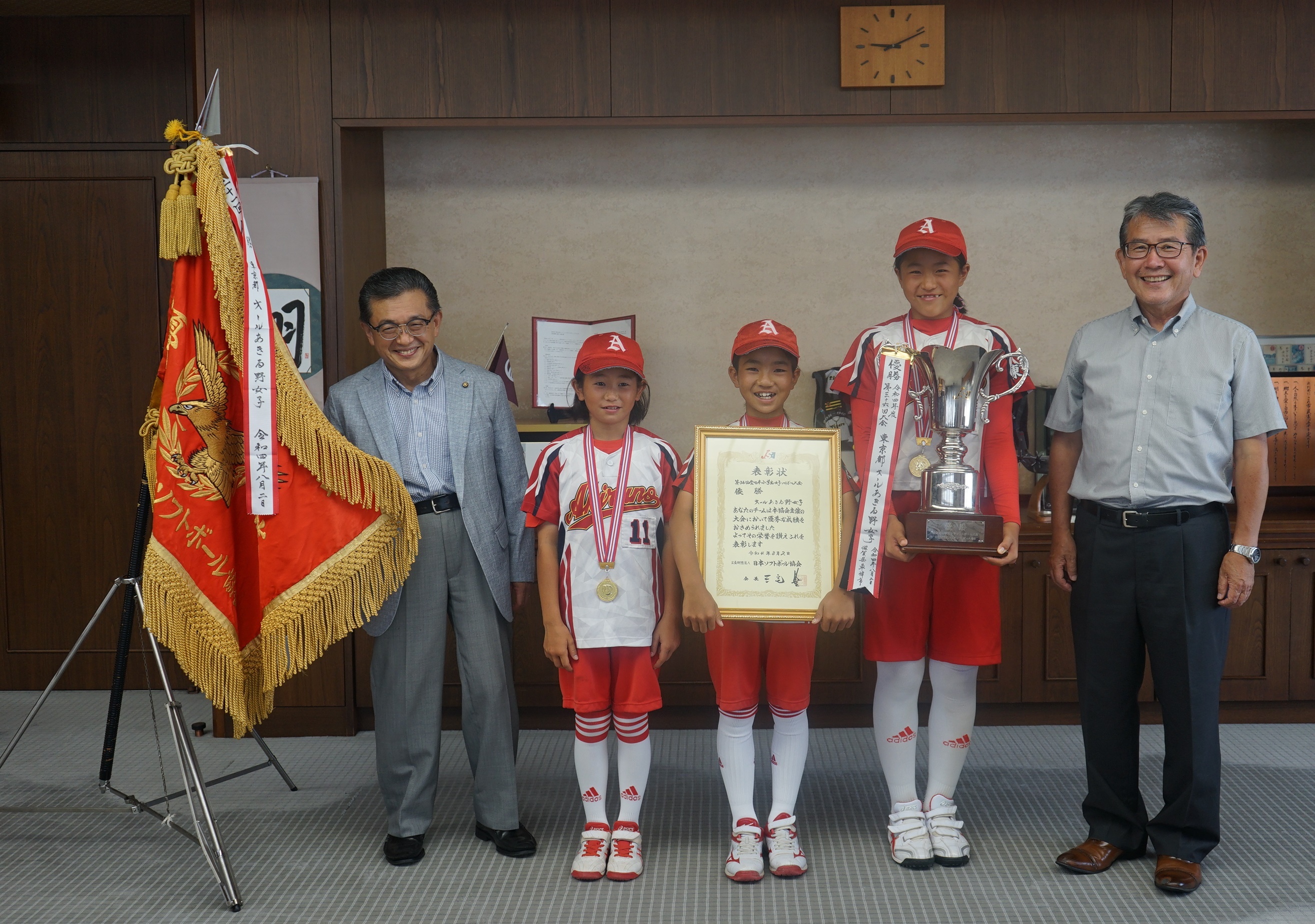 「小学生女子ソフトボール全国大会で優勝した市内の子どもたち」の様子