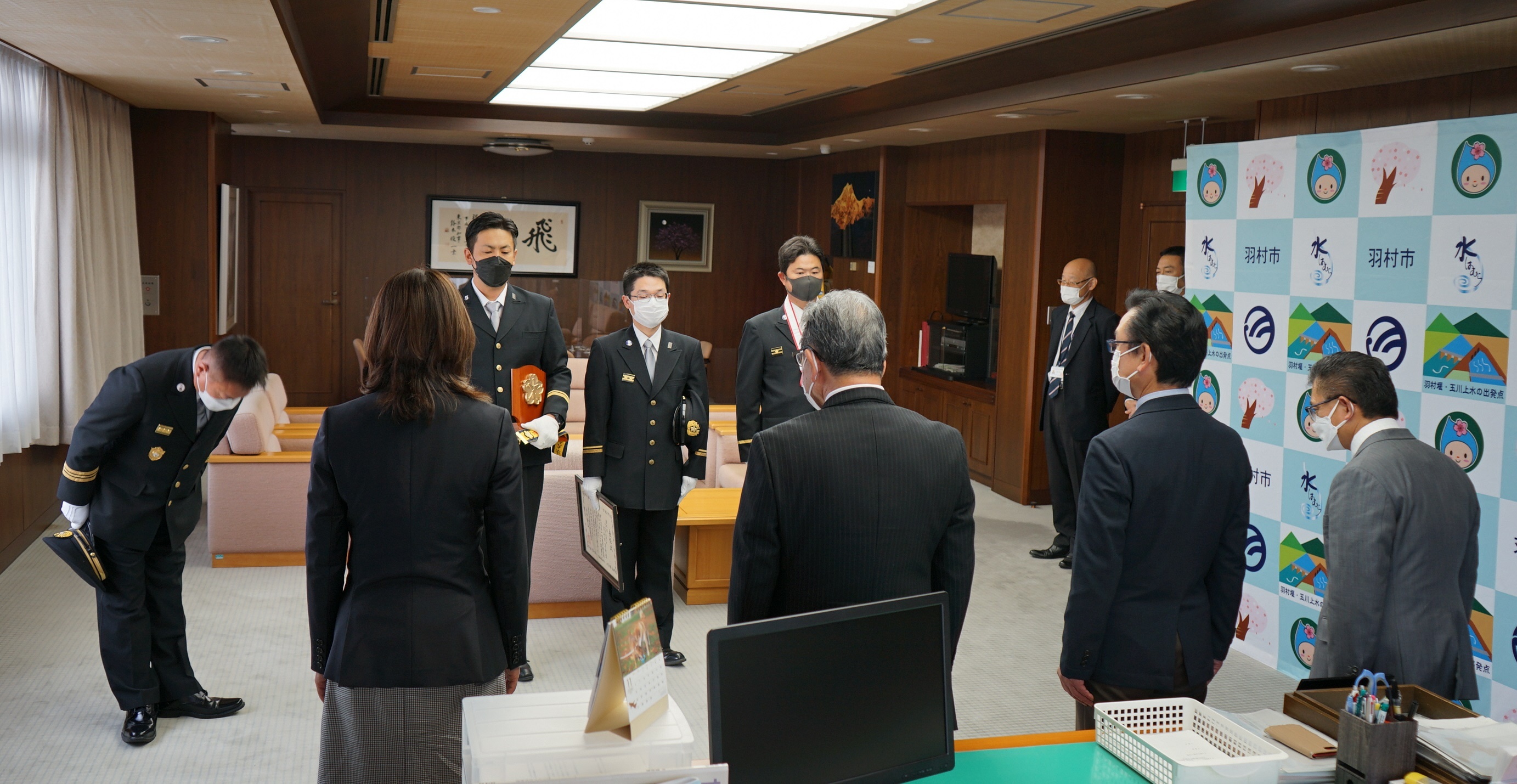 東京都消防操法大会第3位の羽村市消防団が市役所を訪れた様子