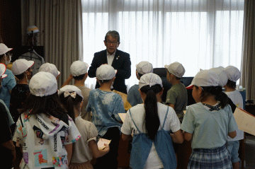 羽村東小学校3年生市役所庁舎見学の様子