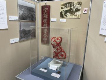 防空頭巾の展示の様子