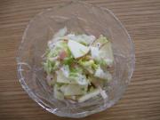 リンゴと白菜の白いサラダの写真