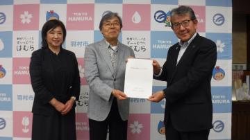 （写真左より）市野副会長、近藤会長、橋下市長
