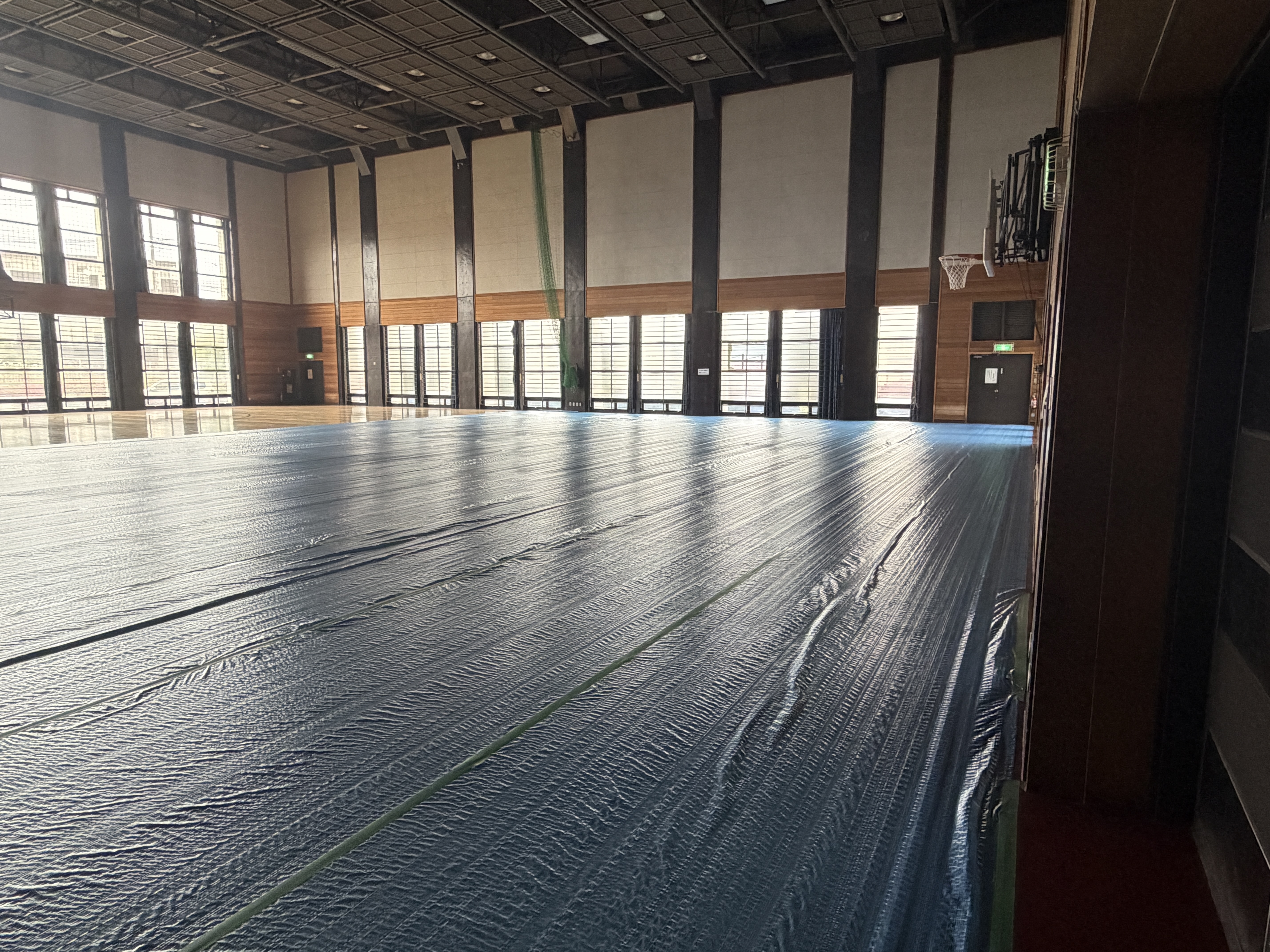 ネット設置工事（床養生）の写真