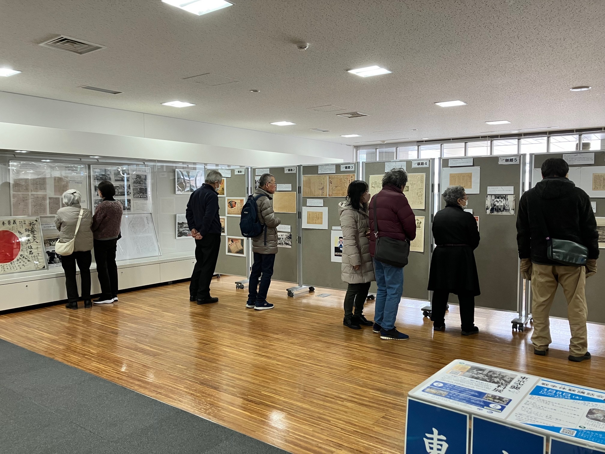 青梅会場における空襲資料の展示の様子
