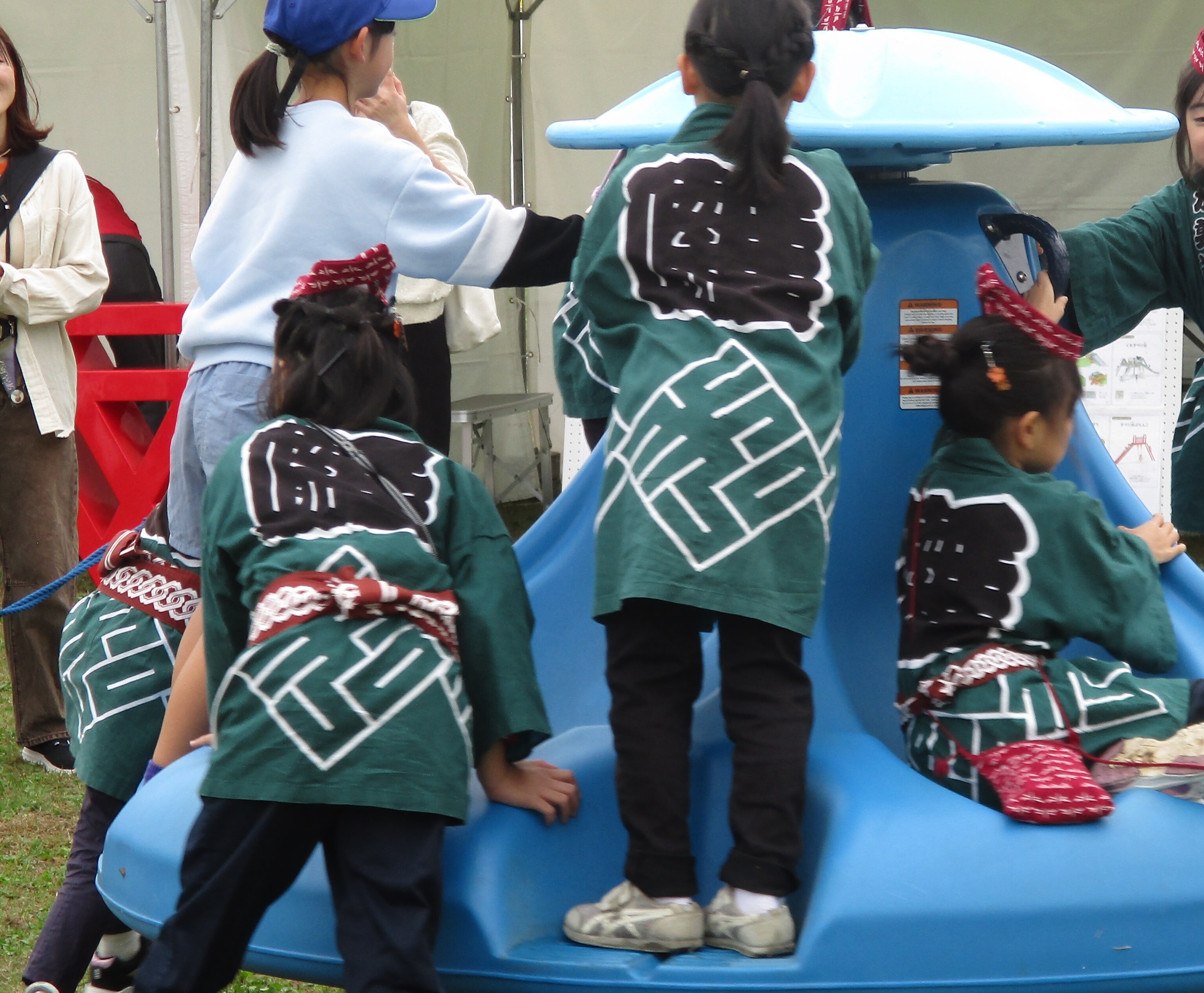 公園遊具で遊ぶ様子