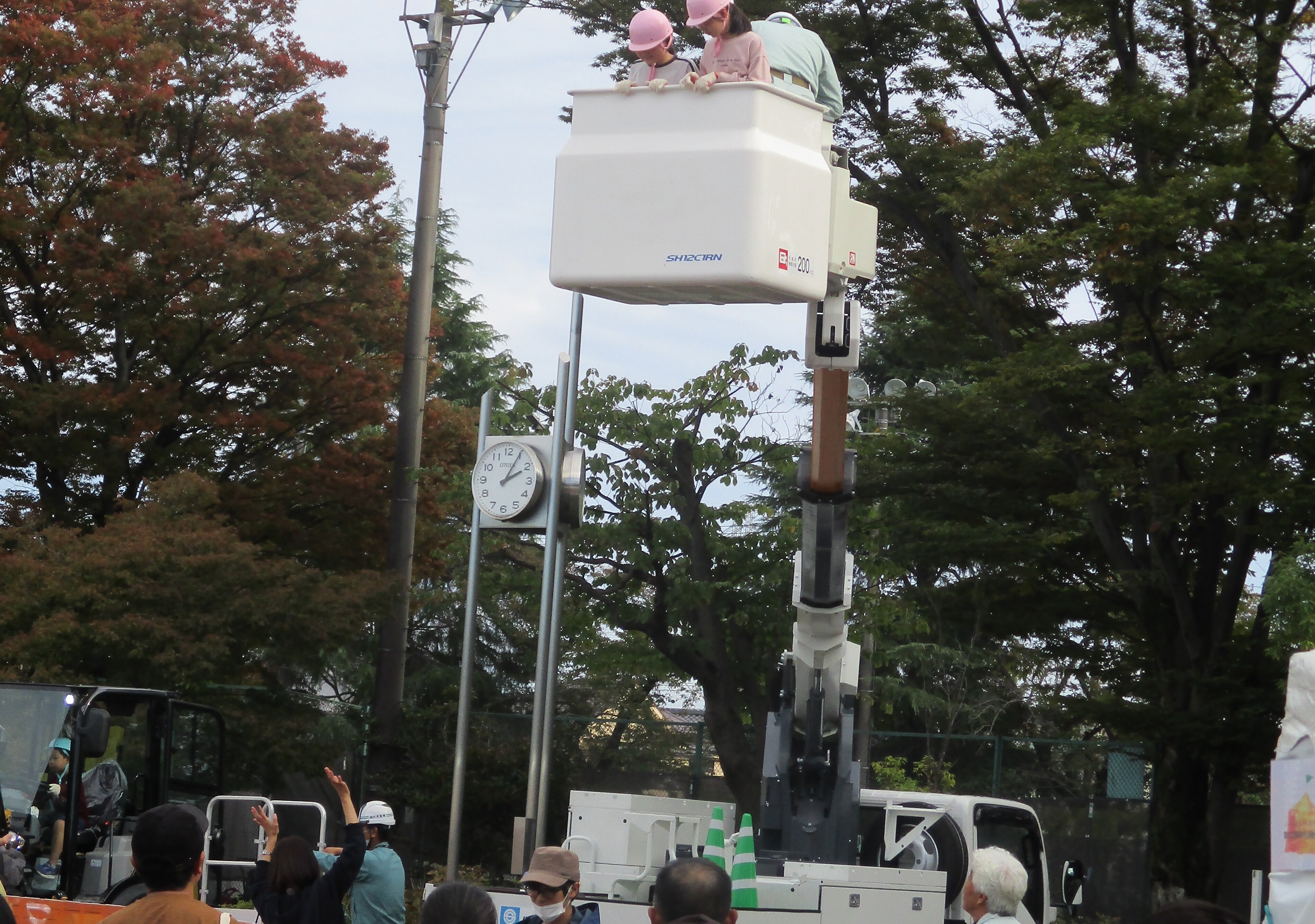 高所作業車に乗る様子