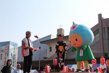 公式キャラクターデザイン表彰式 デザイン製作者のそのべたえこさんと当時の市長(並木市長)と一緒