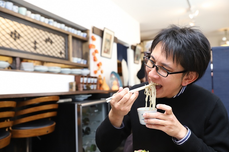 そばを食べる記者(きのぴー)