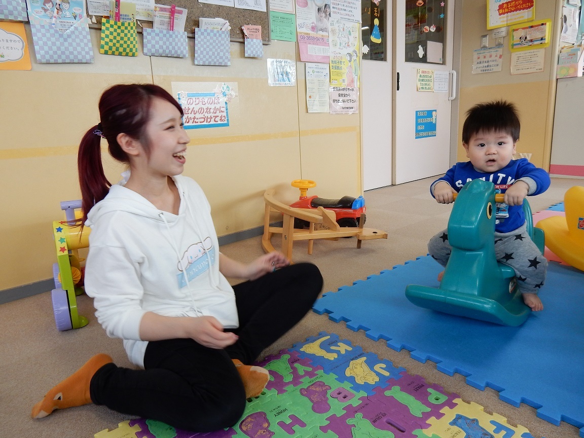 子どもと遊ぶ様子