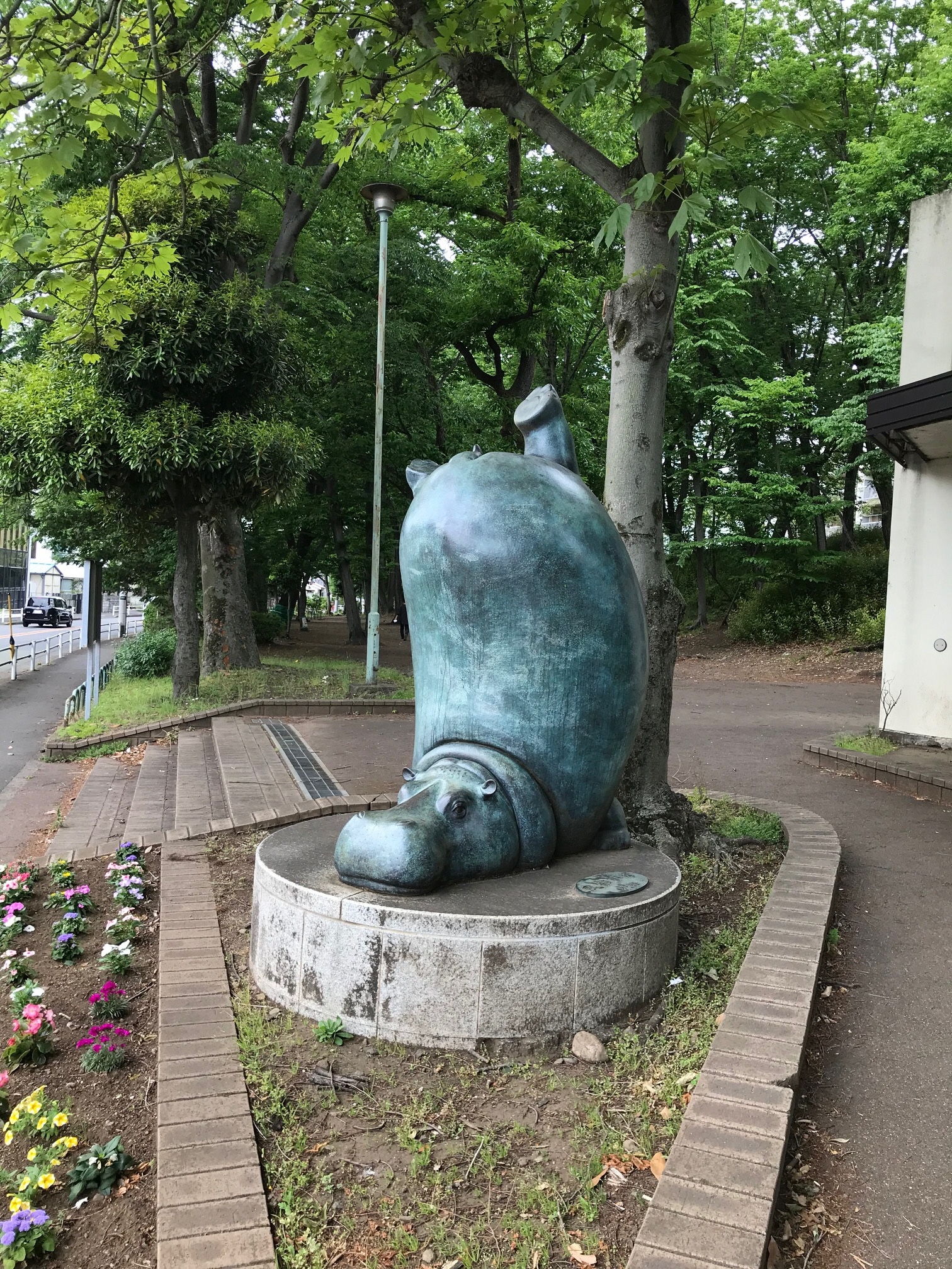 風船カバの銅像